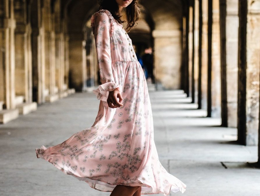 Mujer joven vistiendo un traje rosa caminando por los pasillos de una iglesia. | Imagen: Pixnio Mujer joven vistiendo un traje rosa caminando por los pasillos de una iglesia. | Imagen: Pixnio