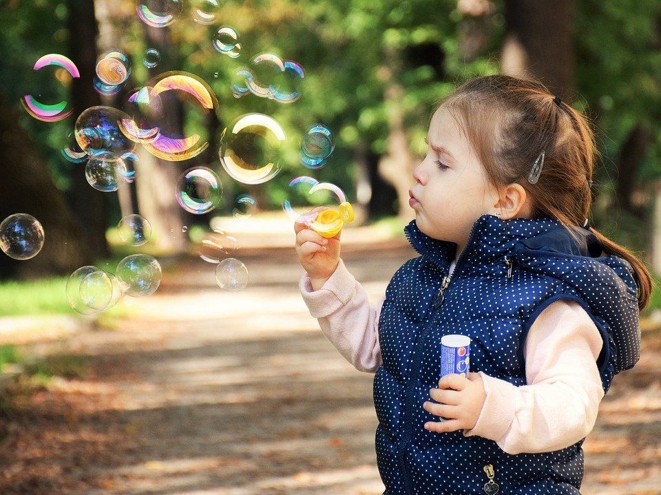 Mädchen spielt mit Seifenblasen | Quelle: Pixabay