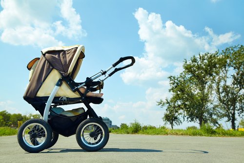 Cochecito de bebé en el jardín. | Foto: Shutterstock Cochecito de bebé en el jardín. | Foto: Shutterstock