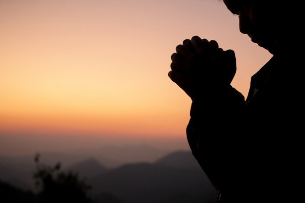 Persona rezando / Imagen tomada de: Freepik