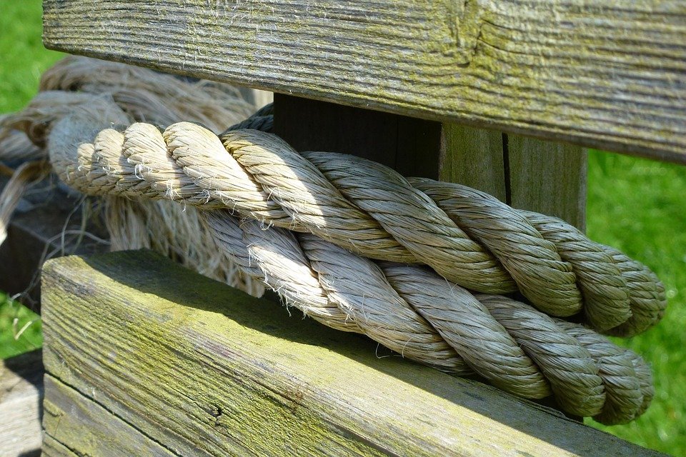 Soga atada a un palo de madera. | Imagen: Max Pixel