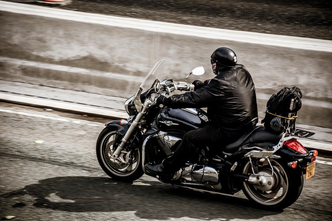 Motocycliste vêtu de noir, conduisant sa moto sur une route asphaltée. | Image : Needpix.com