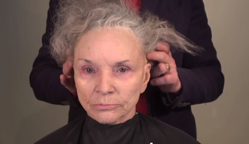 Joann en pleno proceso de transformación | Foto: YouTube / MAKEOVERGUY Joann en pleno proceso de transformación | Foto: YouTube / MAKEOVERGUY