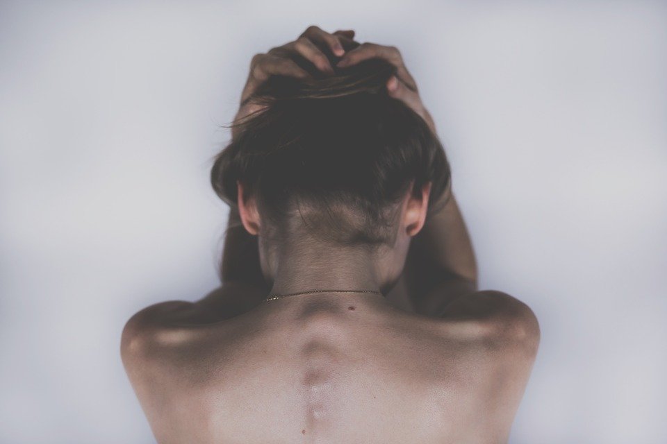 Mujer con dolor de cabeza| Foto: Pixabay Mujer con dolor de cabeza| Foto: Pixabay