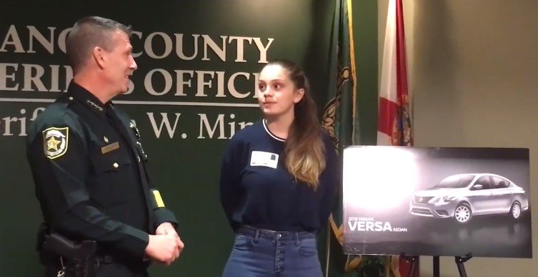 Samantha Rodriguez erhält Geschenk von Polizei | Quelle: Facebook/ Orange County Sheriff's Office, Florida