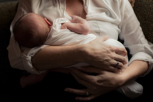 la mère tenant son bébé dans ses bras | Photo : Getty Images