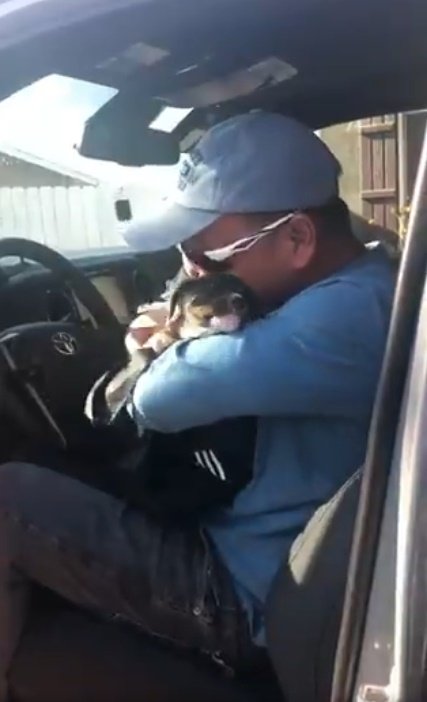 Hombre emocionado con su nueva mascota.| Imagen tomada de: Twitter/yvonnethebird12