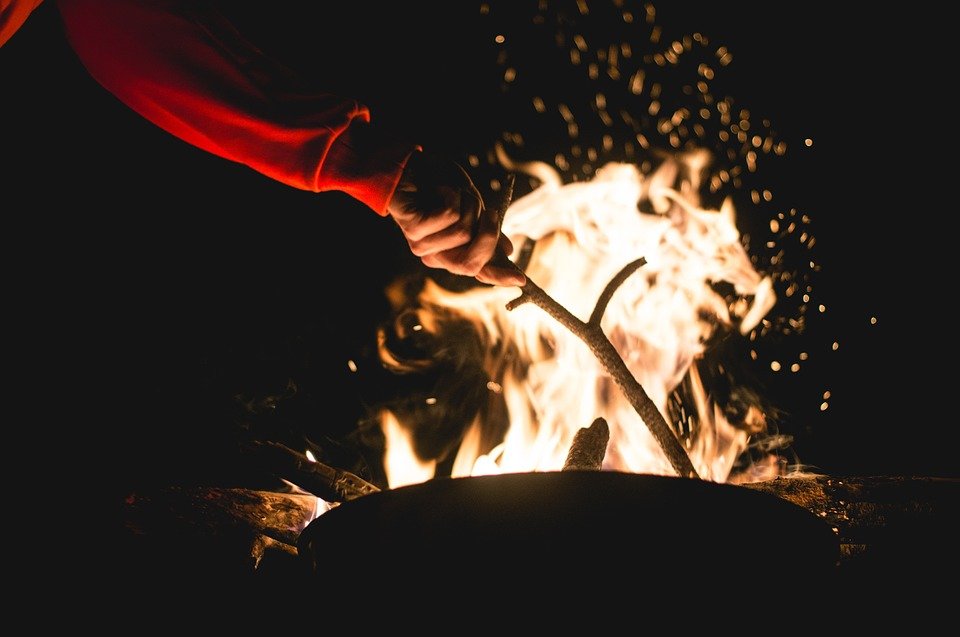 Fogata en campamento de verano │Imagen tomada de: Pixabay Fogata en campamento de verano │Imagen tomada de: Pixabay