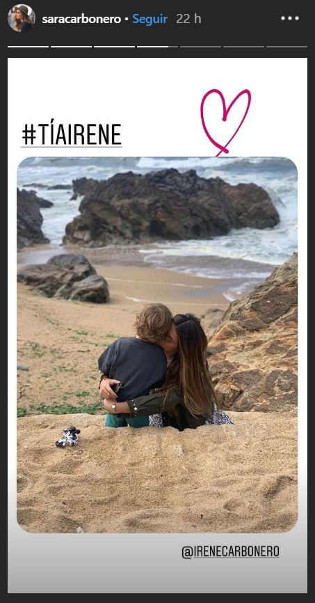 Martín, hijo de Sara Carbonero, mientras comparte con su tía Irene en la playa. | Imagen: Instagram/saracarbonero