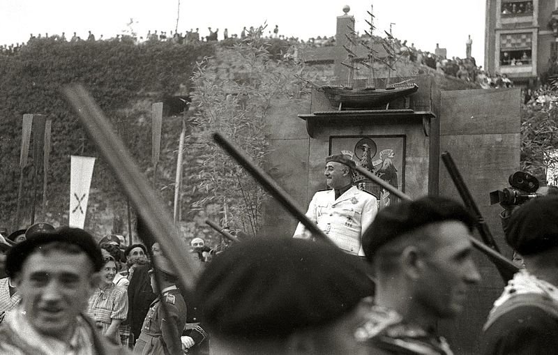 Francisco Franco presenciando el alarde de Hondarribia. | Imagen: Wikimedia Commons