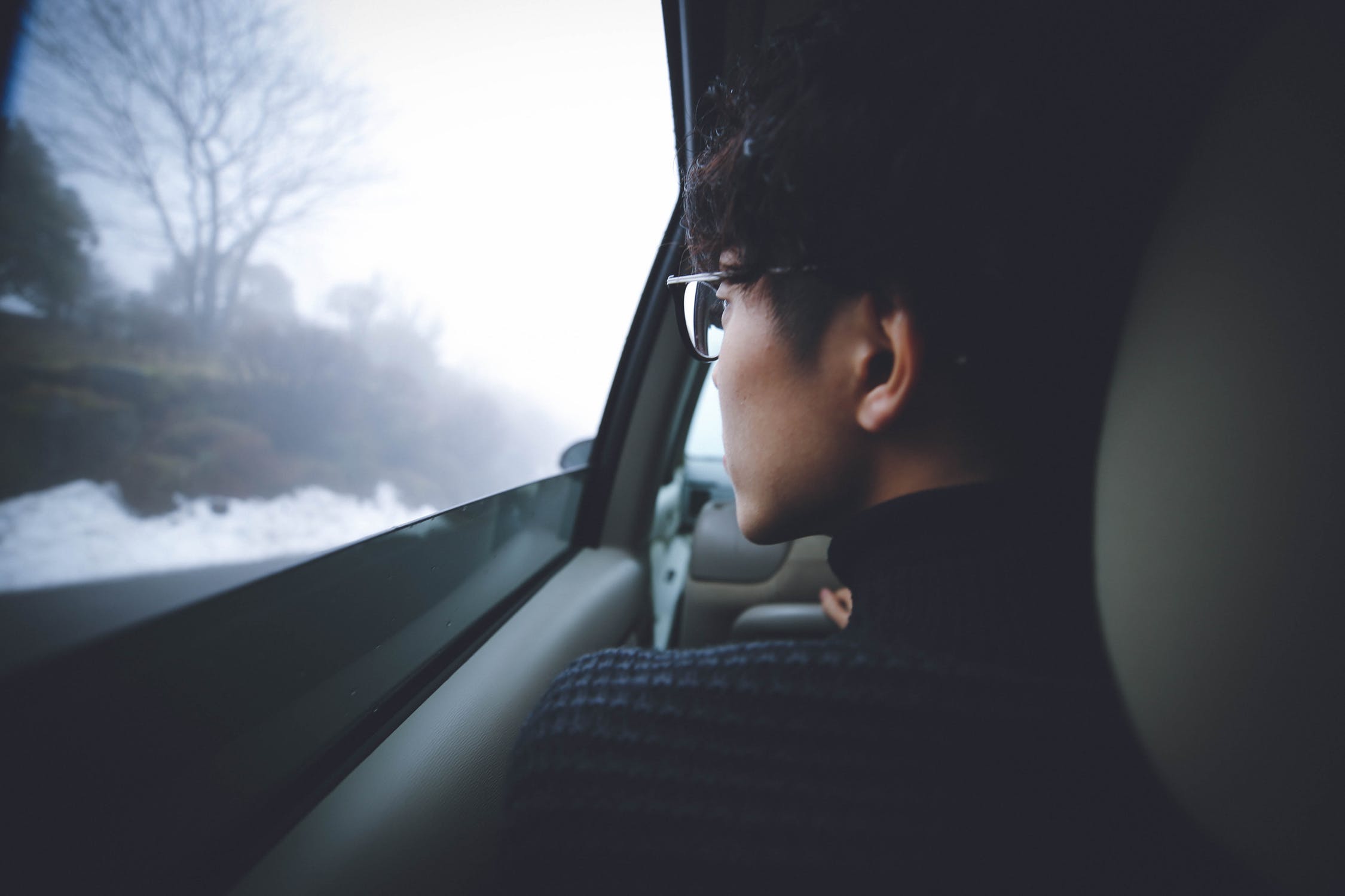Hombre observando a través de la ventana de un automóvil. | Imagen: Pixabay Hombre observando a través de la ventana de un automóvil. | Imagen: Pixabay