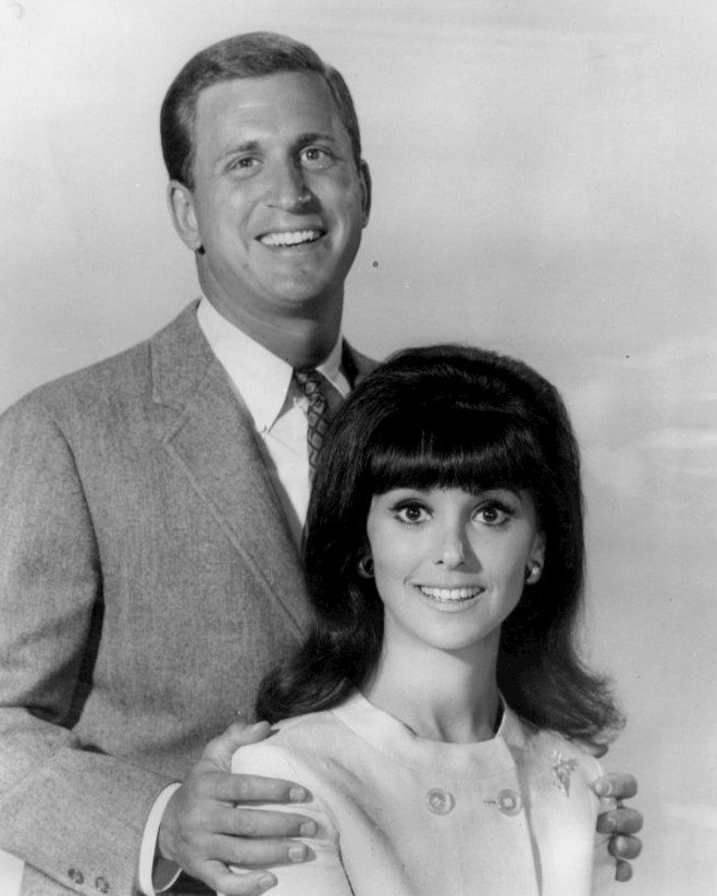 Ted Bessell and Marlo Thomas from the television program "That Girl" in 1966 | Photo: Wikimedia Commons