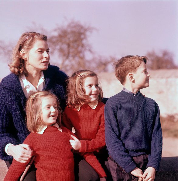 Die schwedische Schauspielerin Ingrid Bergman umarmt ihre Kinder Isotta, Isabella und Robertino Rossellini. 1950er Jahre | Quelle: Getty Images