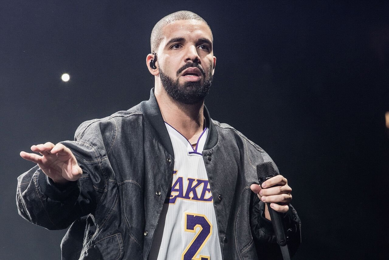 Drake performs at a concert in Inglewood, California in 2016 | Source: Getty Images/GlobalImagesUkraine