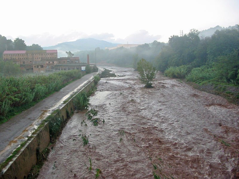 Lluvia torrencial y río crecido. | Foto archivo: Wikipedia Lluvia torrencial y río crecido. | Foto archivo: Wikipedia