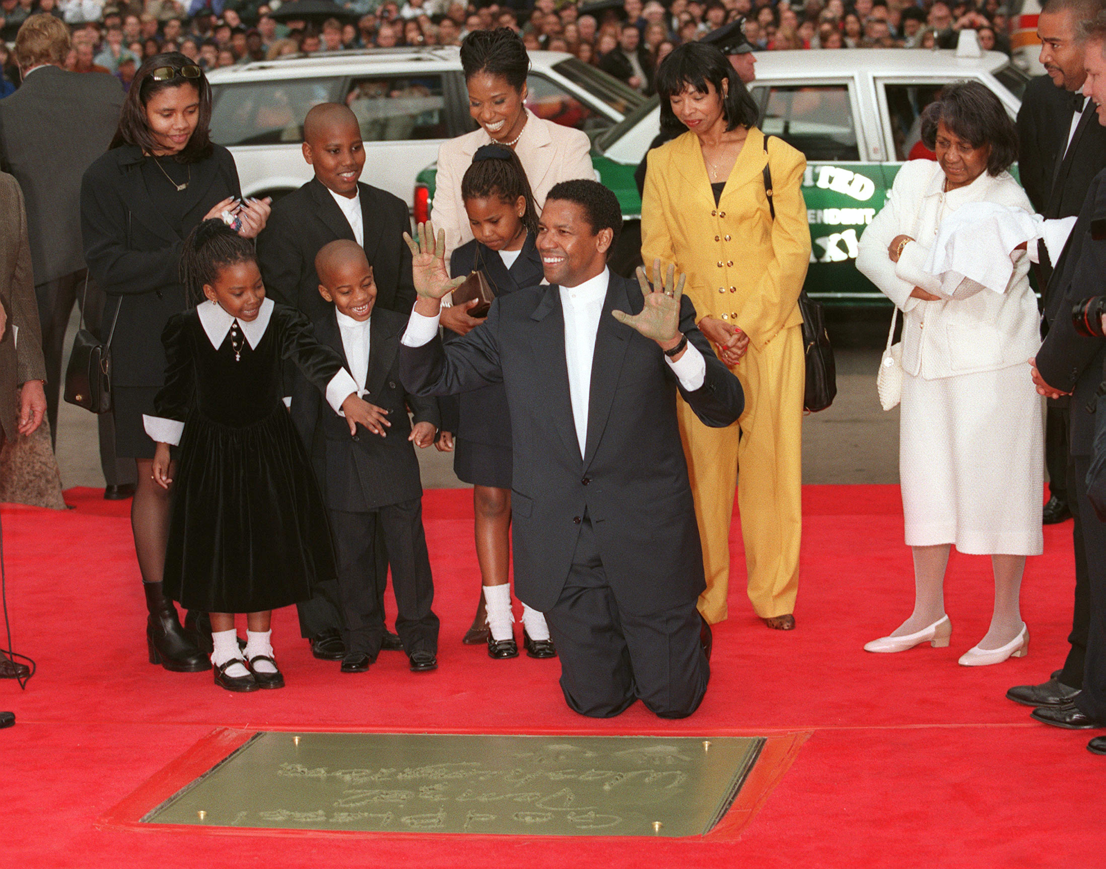 Denzel Washington with family during his handprint and footprint ceremony on January 15, 1998 | Source: Getty Images