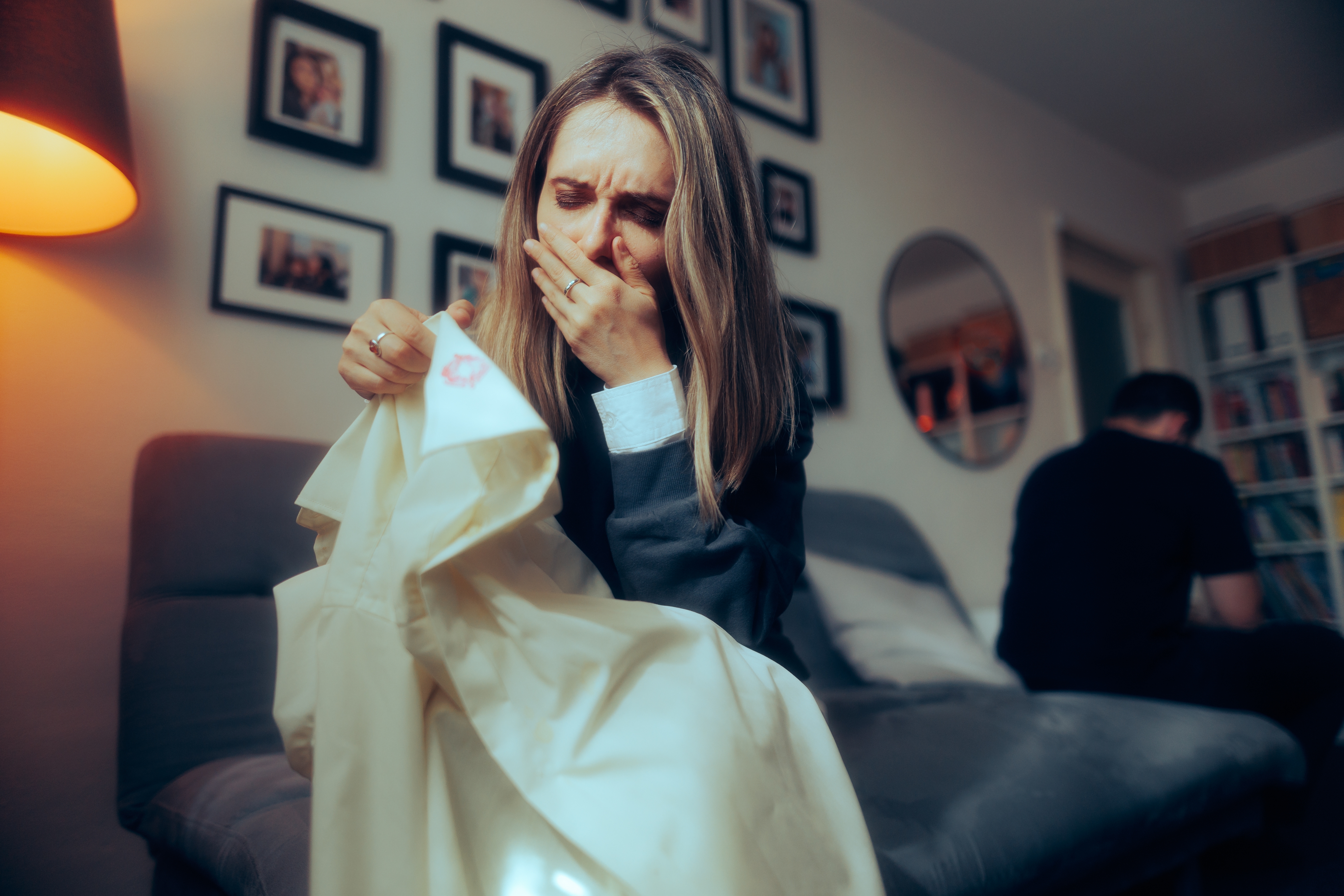 A woman discovers her husband's betrayal | Source: Shutterstock
