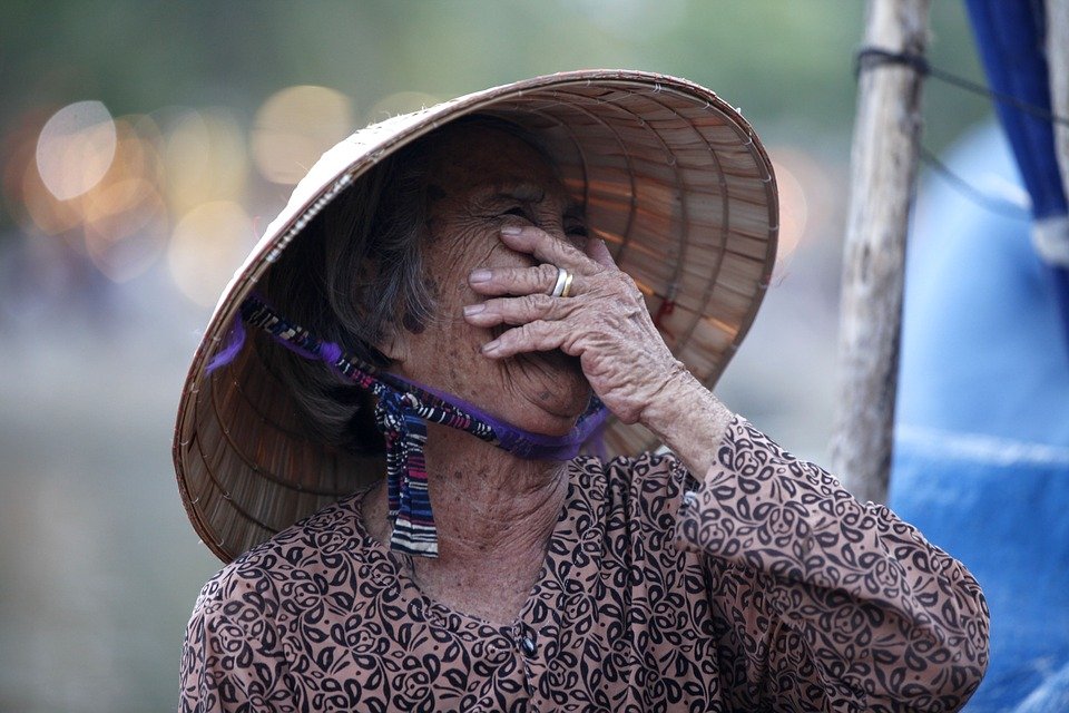 Une vieille dame amusée. | Source : Pixabay