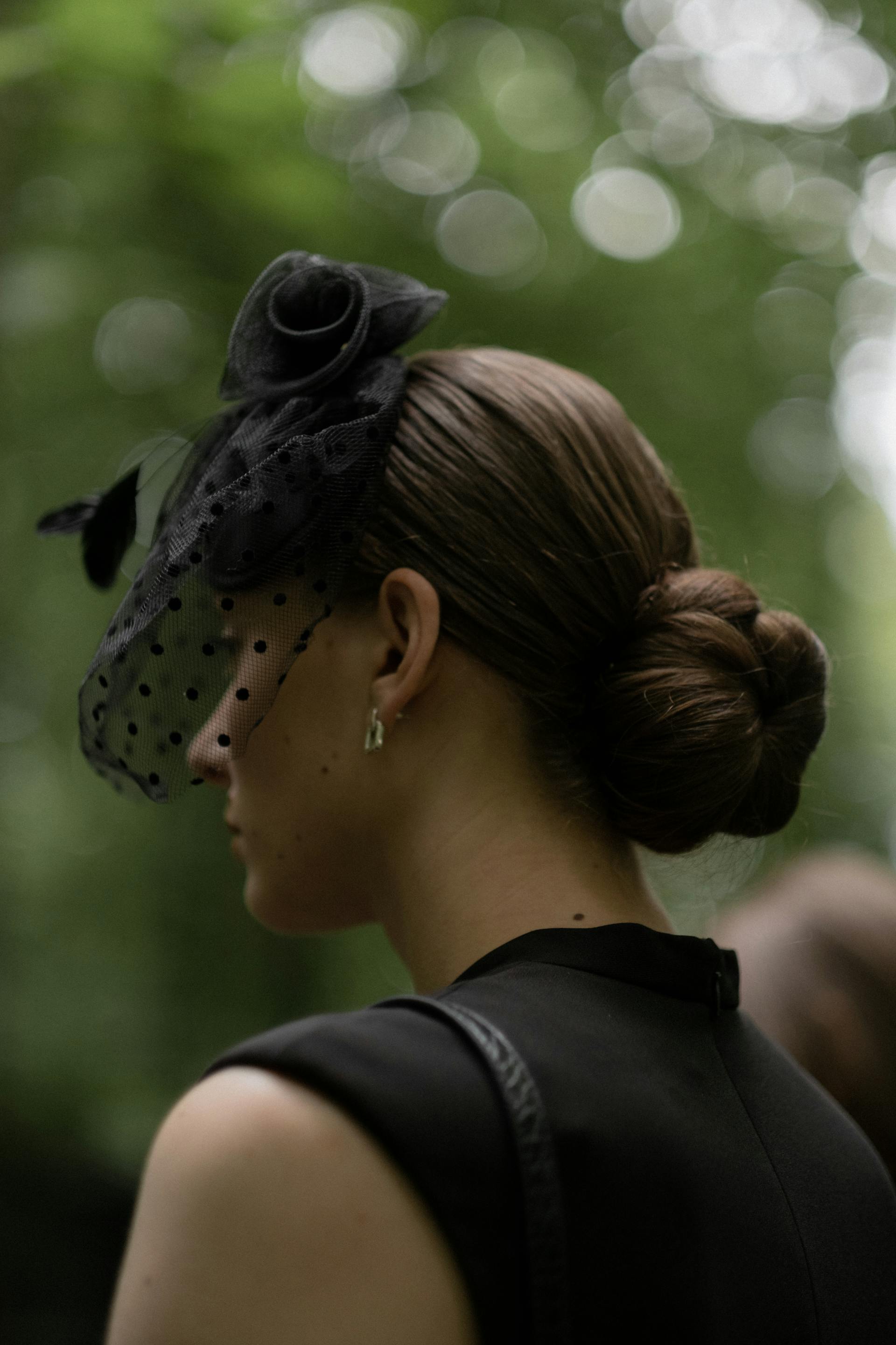 A closeup of a grieving woman at a funeral | Source: Pexels