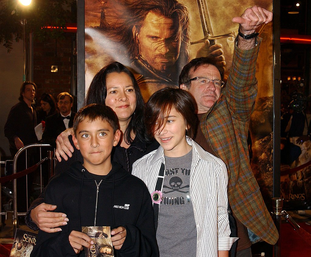 Robin Williams and family during "The Lord Of The Rings: The Return Of The King" Los Angeles Premiere at Mann Village Theatre in Westwood, California on December 3, 2003. | Source: Getty Images