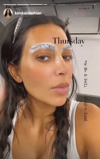 A picture of Kim Kardashian dying her brows. | Photo: Instagram/Kimkardashian