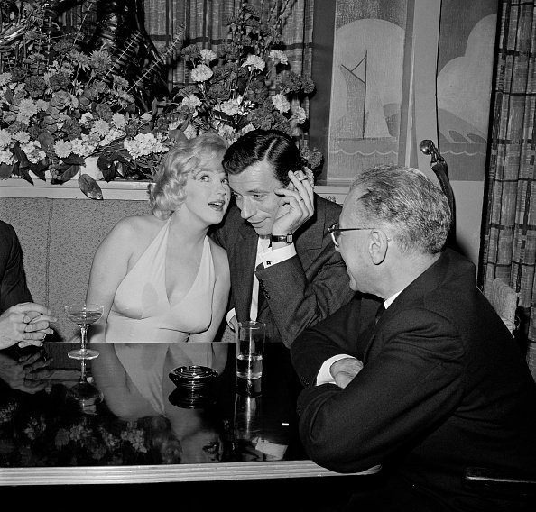 Marilyn Monroe et Yves Montand lors d'un cocktail en janvier 1960. | Photo : Getty Images