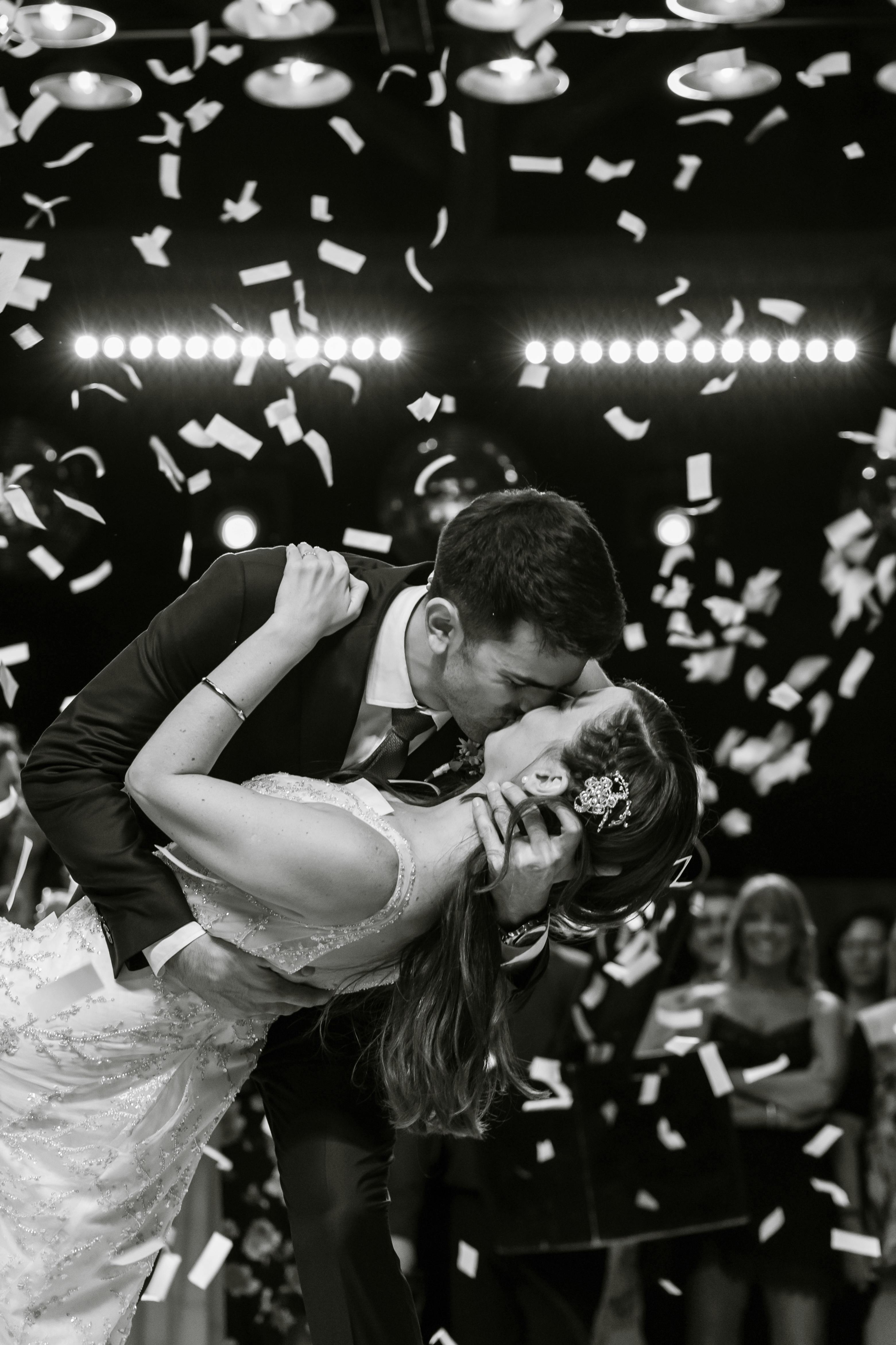 A man kisses his bride | Source: Pexels