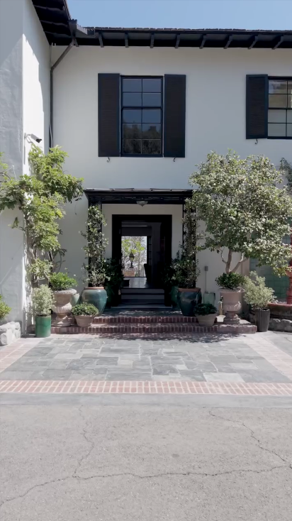 The earthy, almost country feel of the house may be one of the reasons why Helen Mirren doesn't believe the house is overwhelming. | Source: Instagram/weahomes