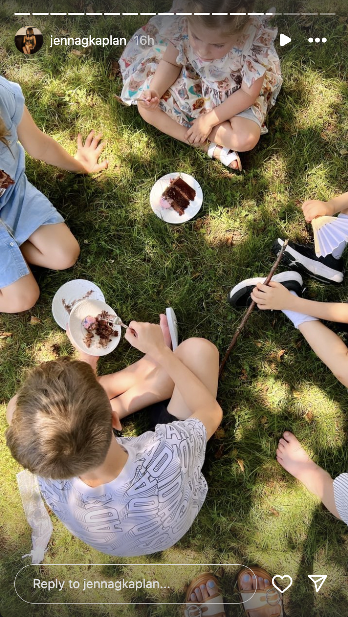 A group of kids eating cake on Mariah Kennedy Cuomo and Tellef Lundevall's wedding day, posted on July 22, 2024 | Source: Instagram/jennagkaplan