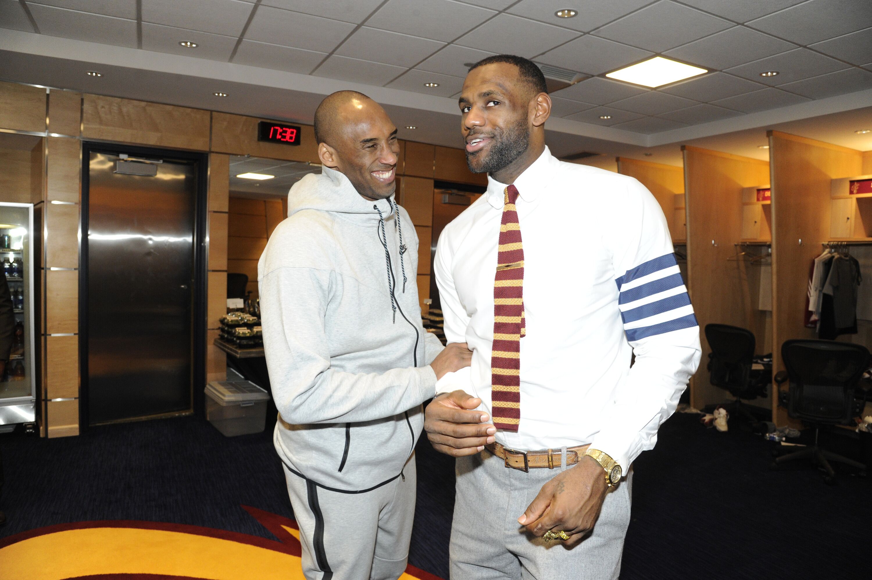 Kobe Bryant #24 of the Los Angeles Lakers greets LeBron James #23 of the Cleveland Cavaliers in the locker room after the game at The Quicken Loans Arena in Cleveland, Ohio | Photo: Getty Images