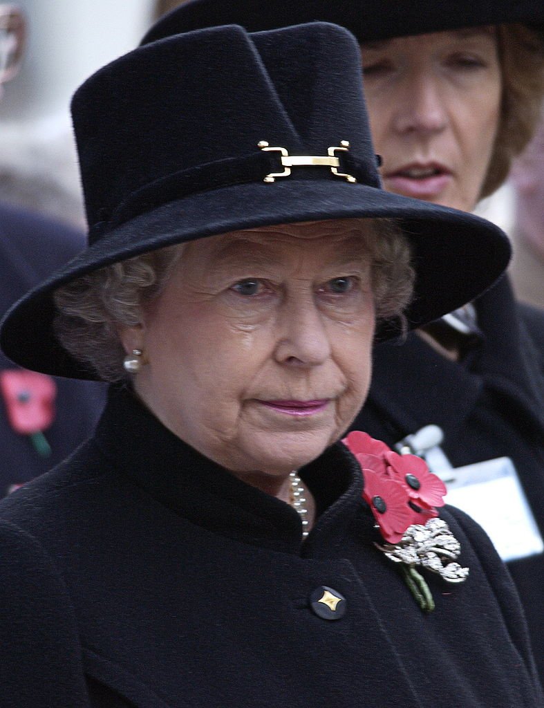 La reine Elizabeth en larmes au cours de la cérémonie des funérailles de son mari, le prince Philip | Photo : Getty Images