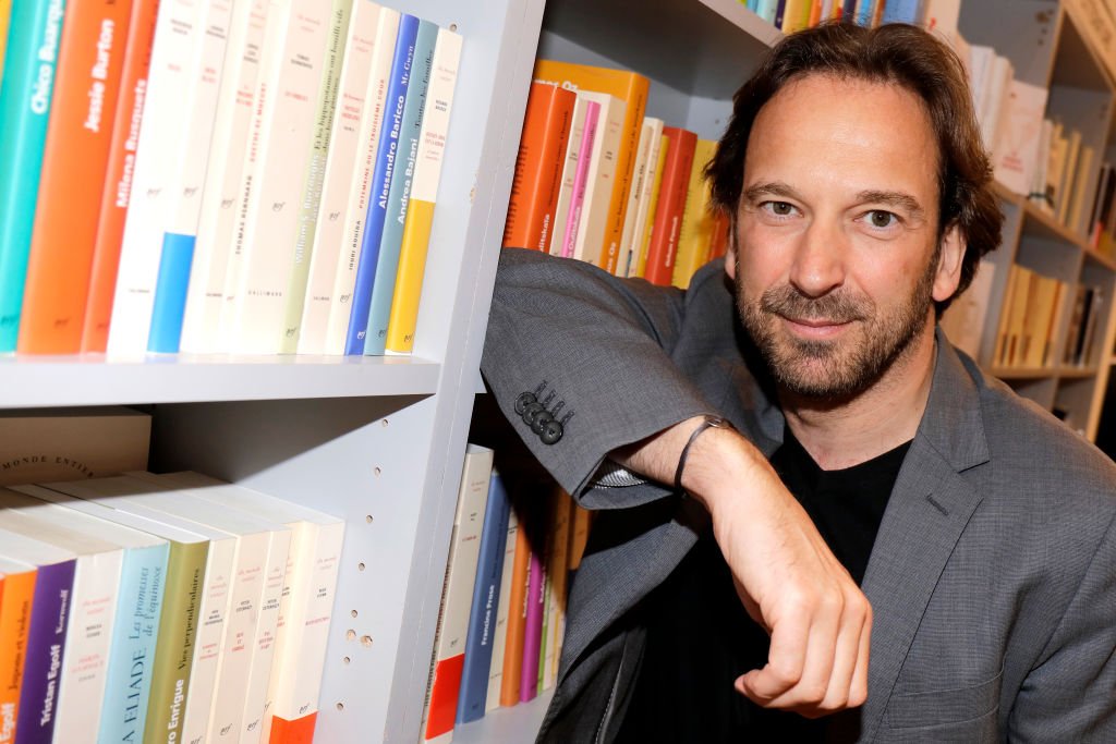 François Busnel pose lors de "La Grande Librairie" présentée par François Busnel sur France5 à Paris, France le 03/06/2019. | Photo : Getty Images