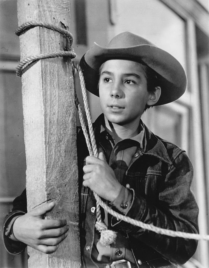 Johnny Crawford promoting his role on "The Rifleman" | Source: Wikimedia Commons