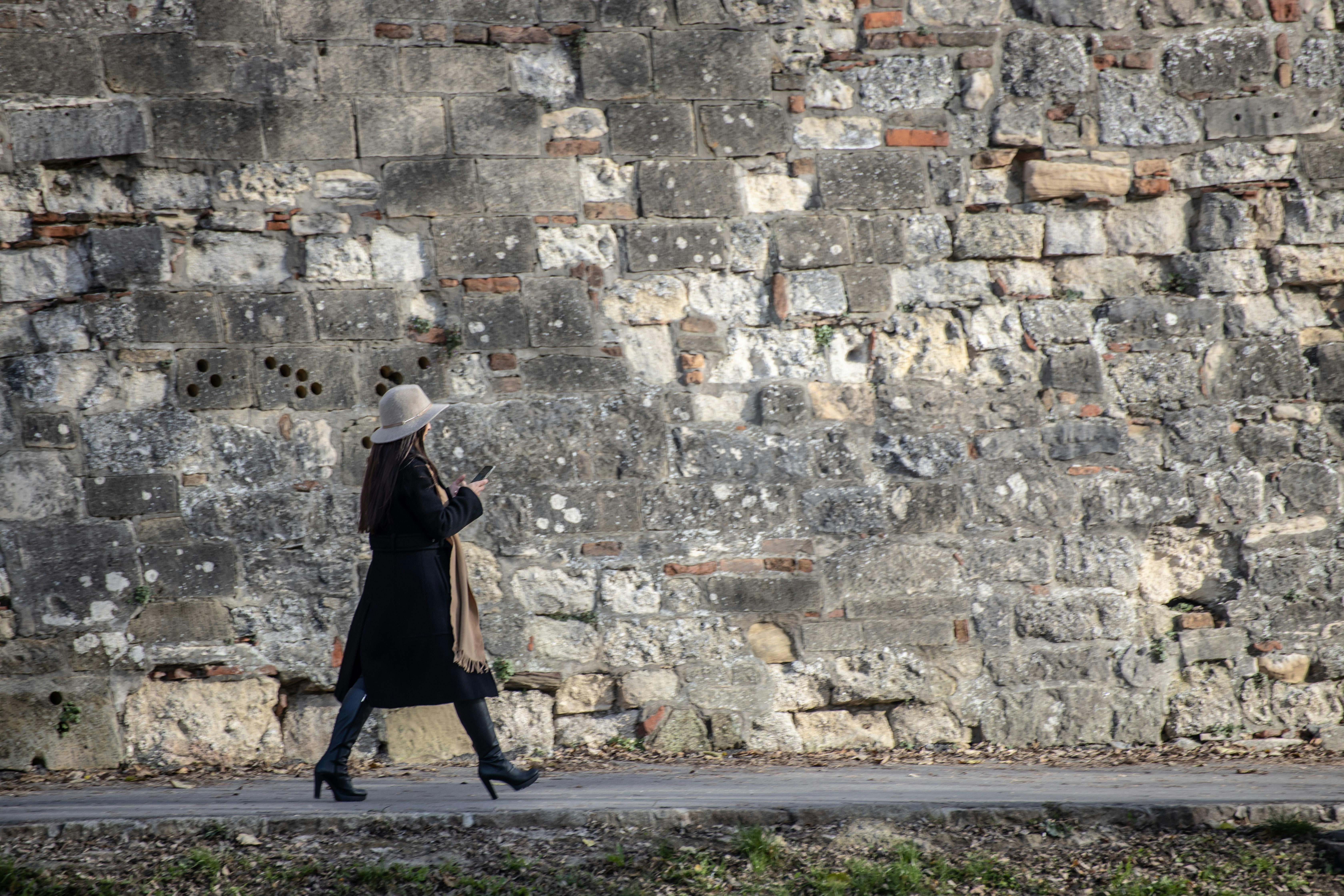 A woman walking. | Source: Pexels