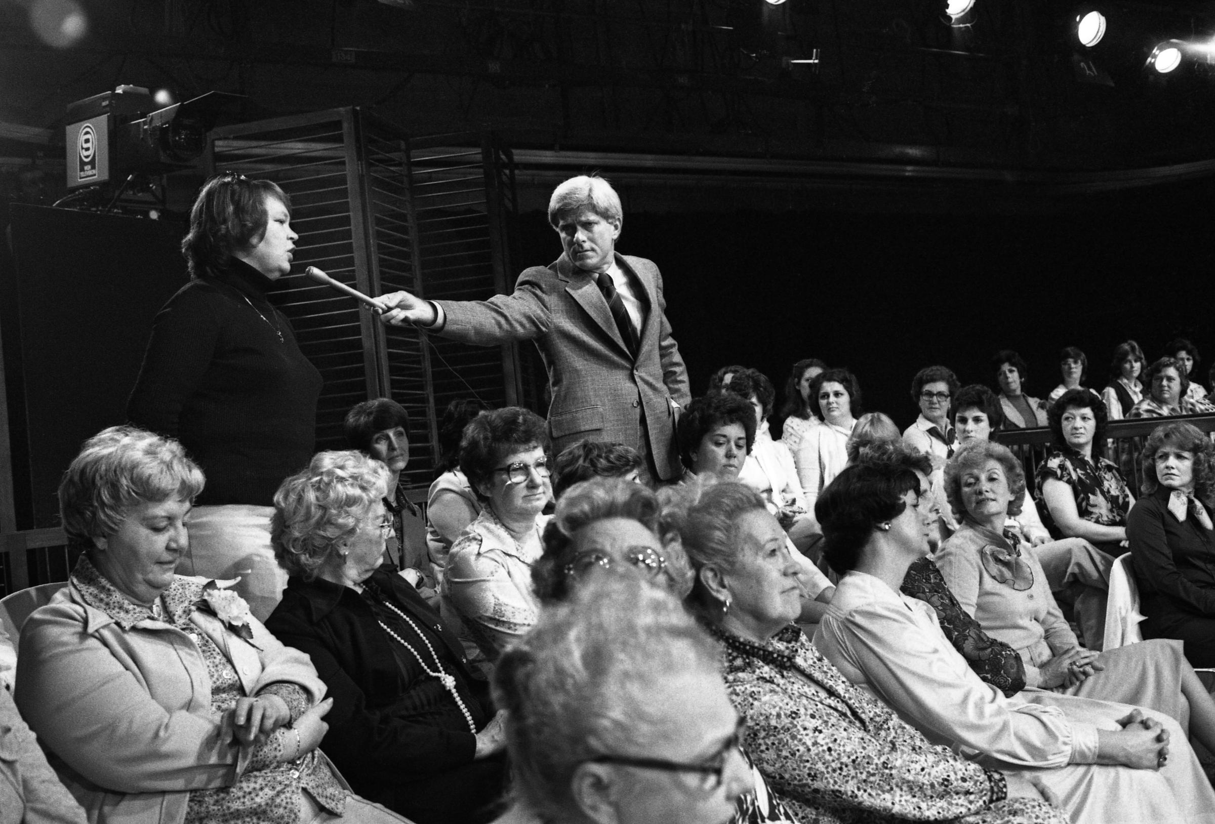 Phil Donahue taping a show with the audience in the Donahue studio in 1979. | Source: Getty Images