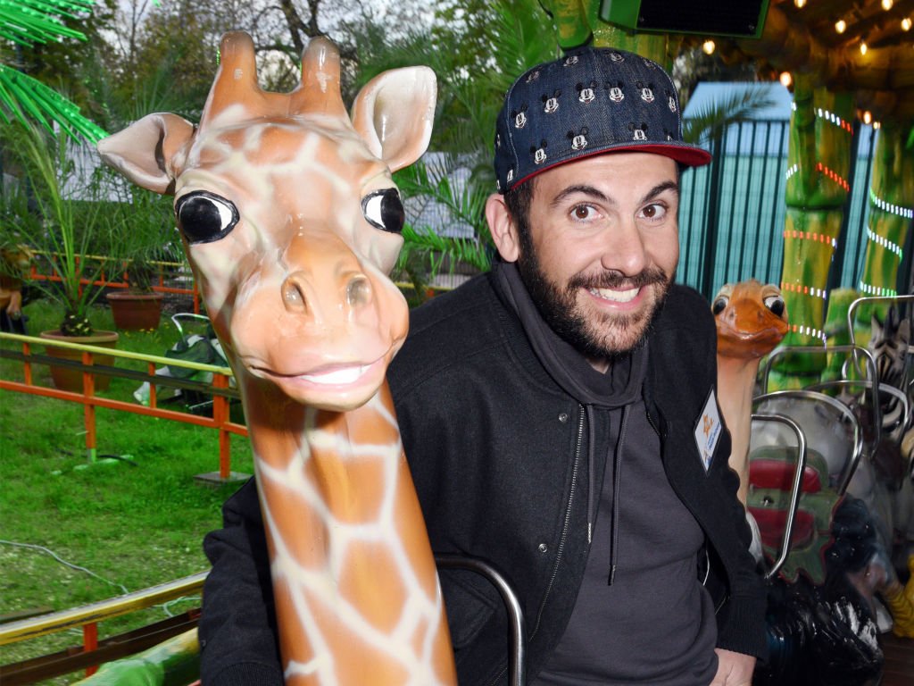 L'acteur Laurent Ournac assiste à la soirée de lancement de la vente aux enchères de la Foire du Trone au profit de 'Les Petits Princes' Children's Care Association à Pelouse de Reuilly le 31 mars 2017 à Paris, France. | Photo : Getty Images. L'acteur Laurent Ournac assiste à la soirée de lancement de la vente aux enchères de la Foire du Trone au profit de 'Les Petits Princes' Children's Care Association à Pelouse de Reuilly le 31 mars 2017 à Paris, France. | Photo : Getty Images.