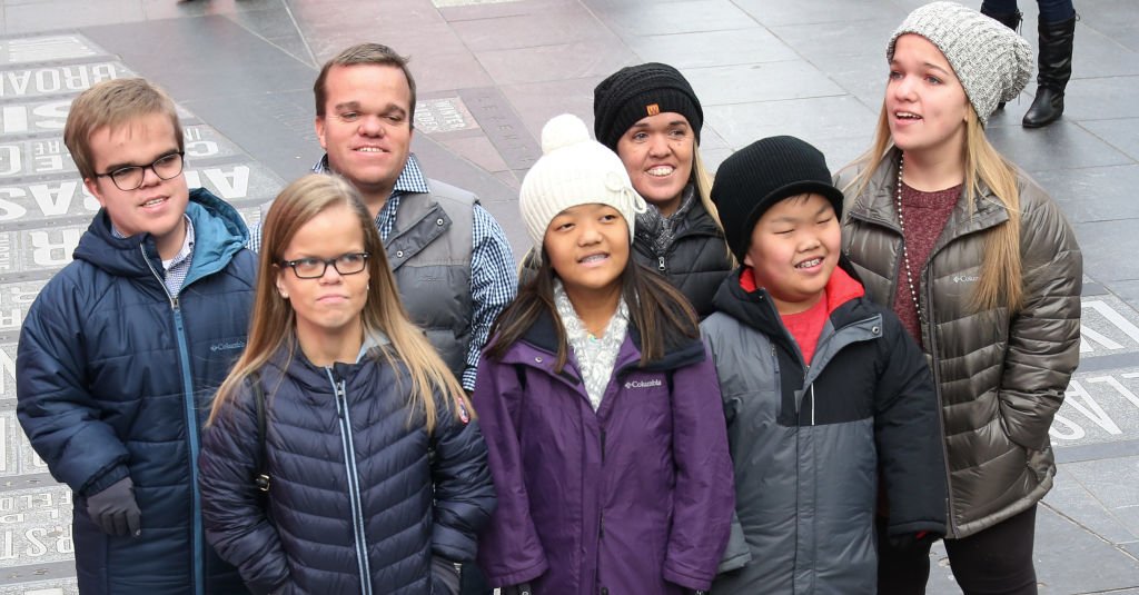  Johan Johnston, Anna Johnston, Trent Johnston, Emma Johnston, Amber Johnston, Alex Johnston and Elizabeth Johnston from the cast of TLC's "7 Little Johnstons" filming a visit to Times Square on January 4, 2019 | Photo: Getty Images