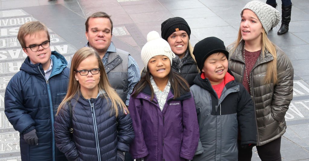 Johan, Anna, Trent, Emma, Amber, Alex, and Elizabeth Johnston from the cast of TLC's "7 Little Johnstons" filming a visit to Times Square on January 4, 2019. | Photo: Getty Images