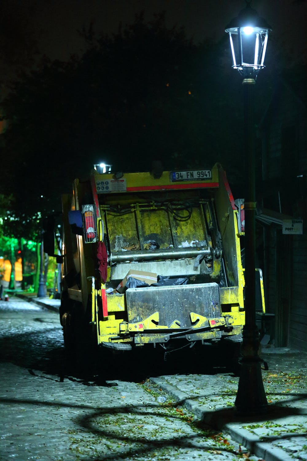Every morning before dawn Tim and his colleague went from house to house collecting the garbage | Source: Pexels