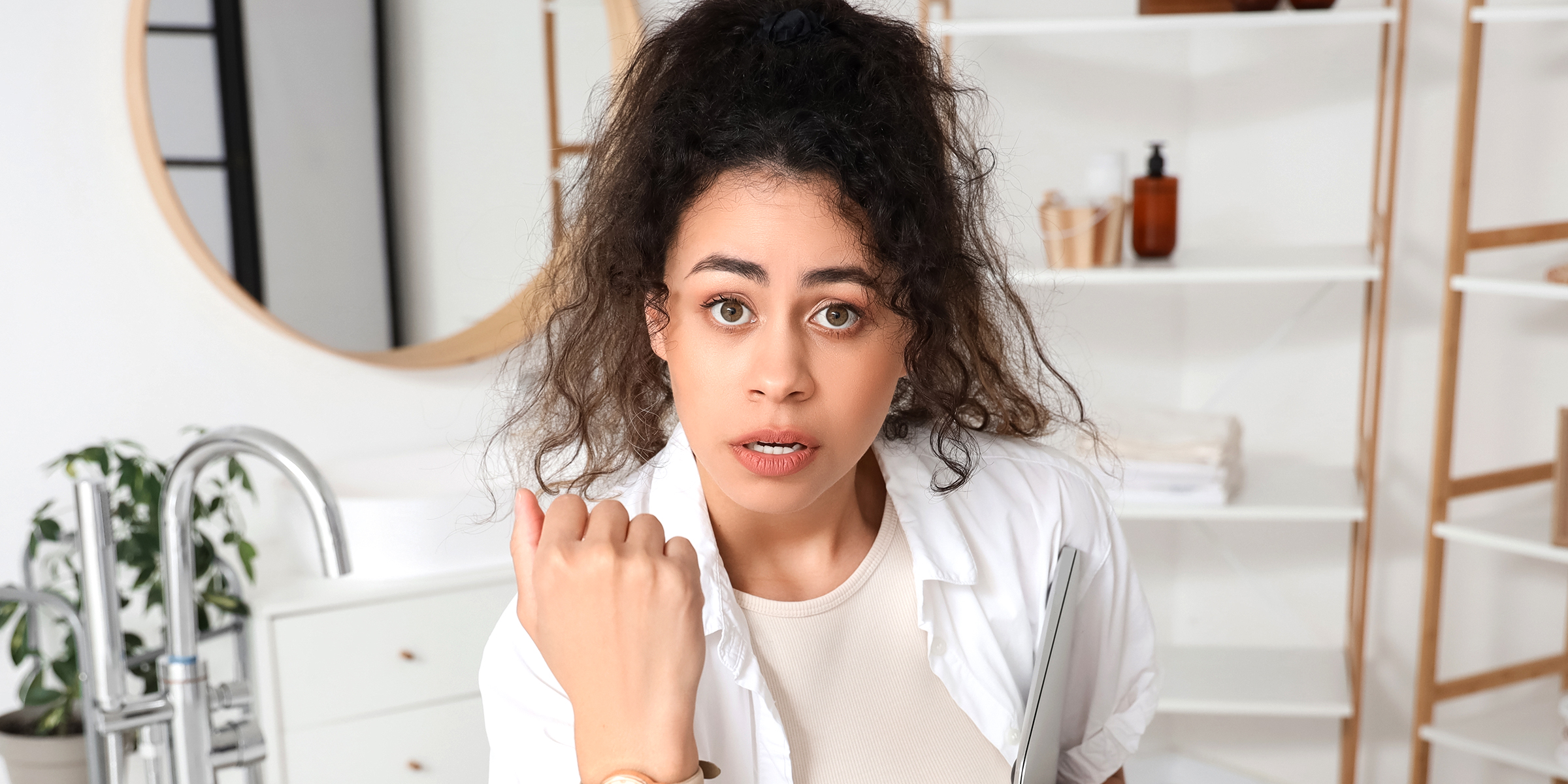 A close up of a woman in a bathroom | Source: Shutterstock