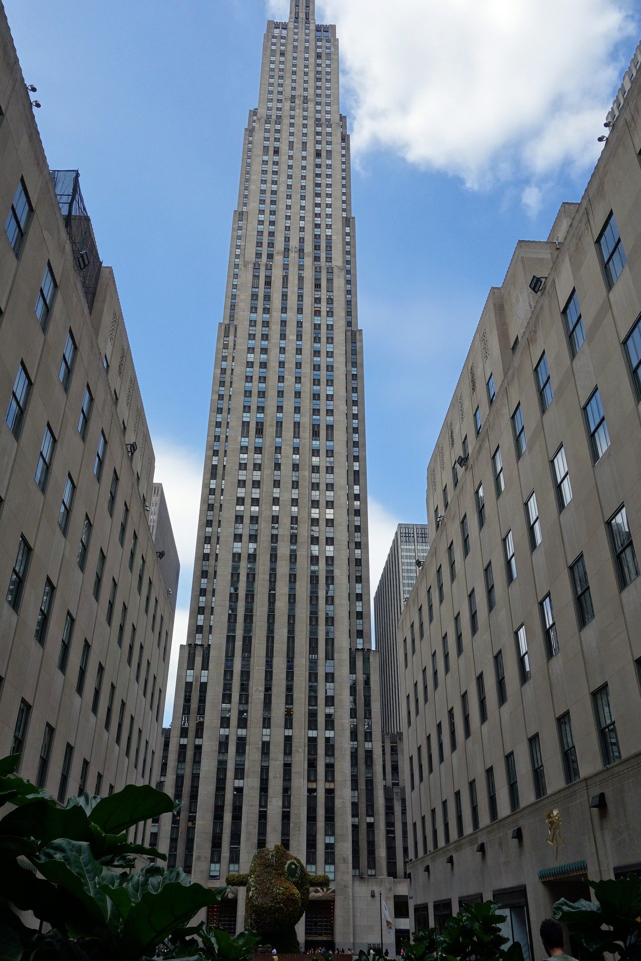 A tall building stands at the Rockefeller Center in New York City. | Photo: Pixabay