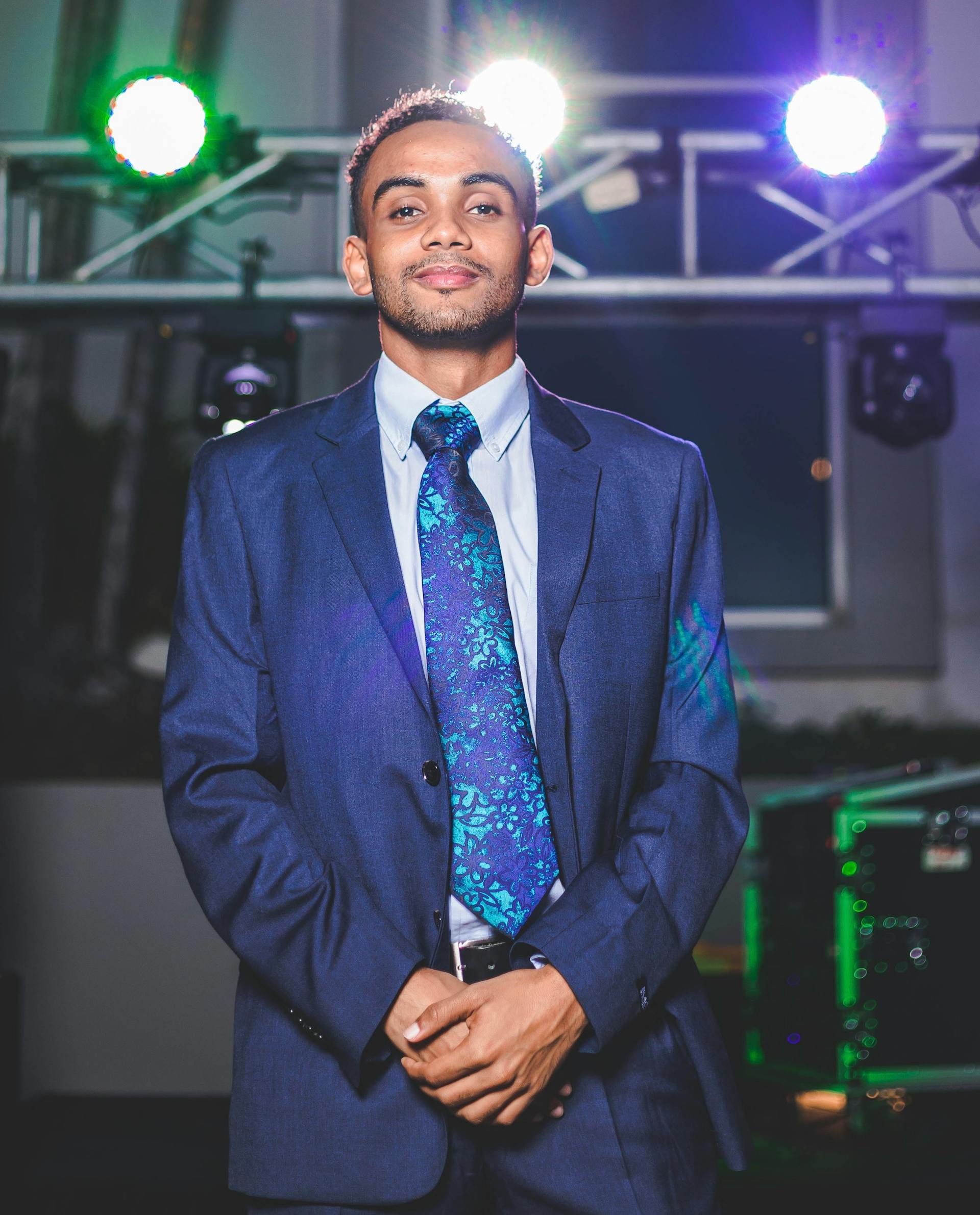 A man standing near a stage | Source: Pexels