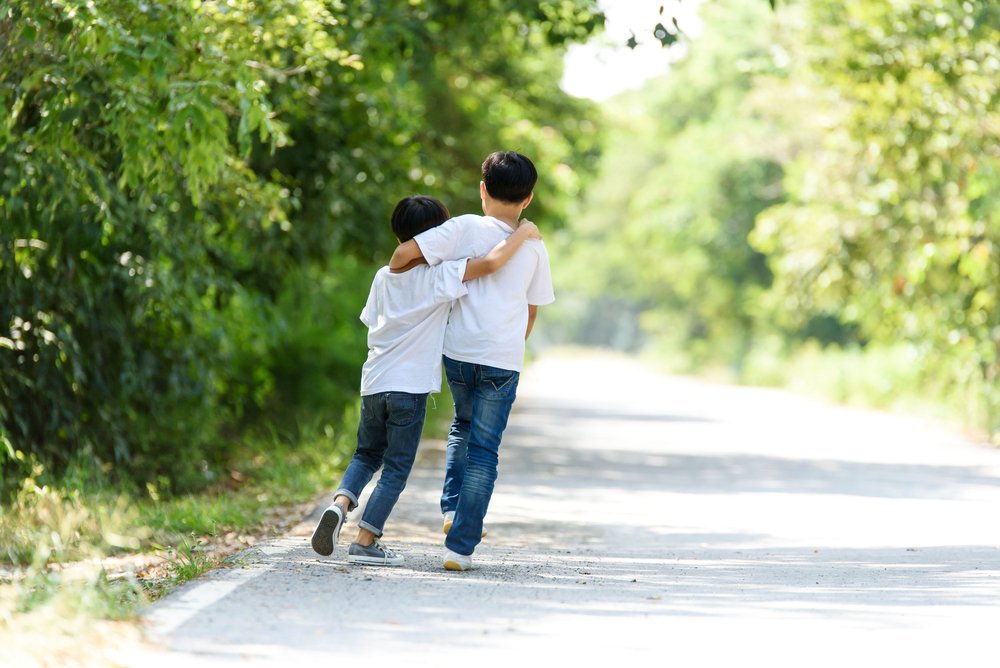Deux amis marchant ensemble. l Source: Shutterstock Deux amis marchant ensemble. l Source: Shutterstock