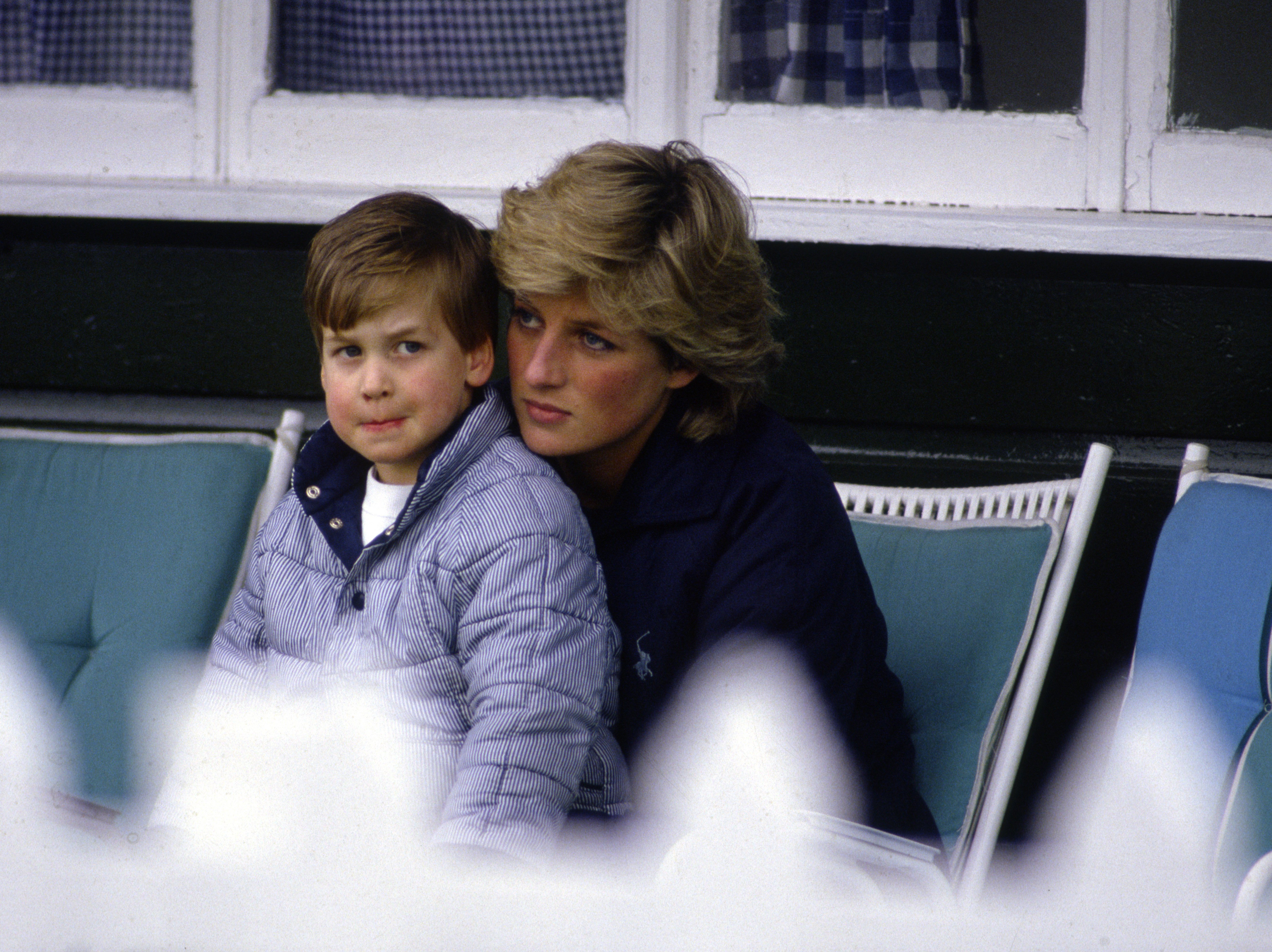 El príncipe William en el Guards Polo Club siendo abrazado por su madre, la princesa Diana. | Foto: Getty Images