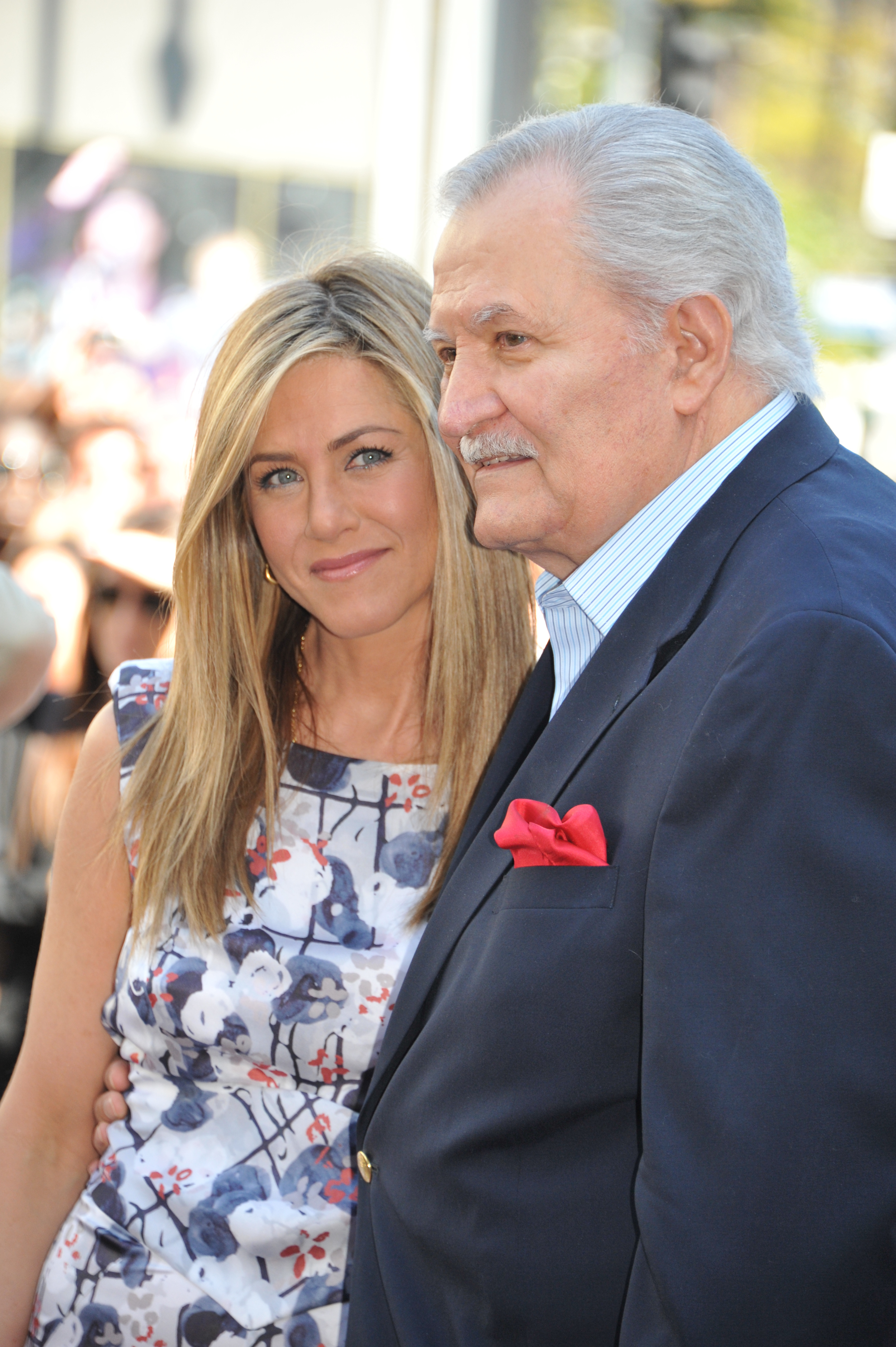 Jennifer Aniston und ihr Vater, Schauspieler John Aniston in Kalifornien im Jahr 2012 | Quelle: Getty Images