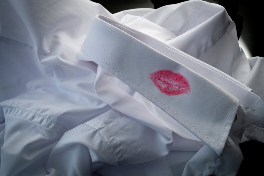 Camisa con beso marcado. | Foto: Shutterstock Camisa con beso marcado. | Foto: Shutterstock