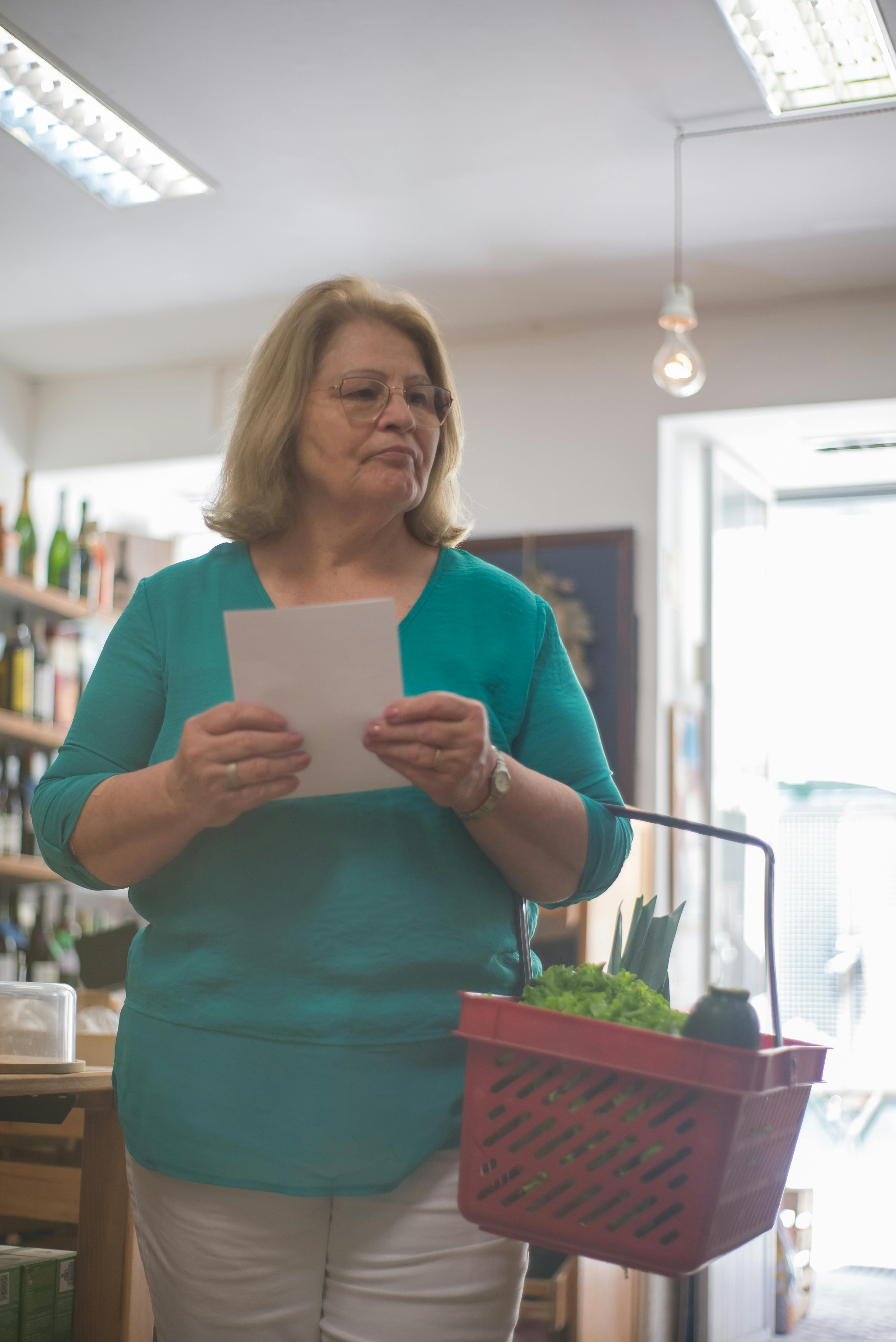 Senior woman shopping at a grocery store | Source: Pexels