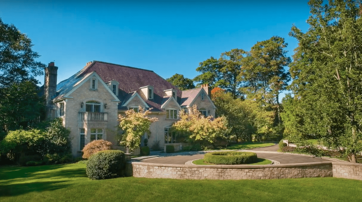 Regis Philbin's Connecticut mansion. | Source: Youtube/Top10RealEstateDeals