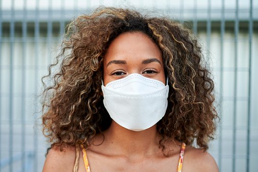 Portrait d'une jeune femme avec un masque en plein air. | Photos : Getty Images Portrait d'une jeune femme avec un masque en plein air. | Photos : Getty Images