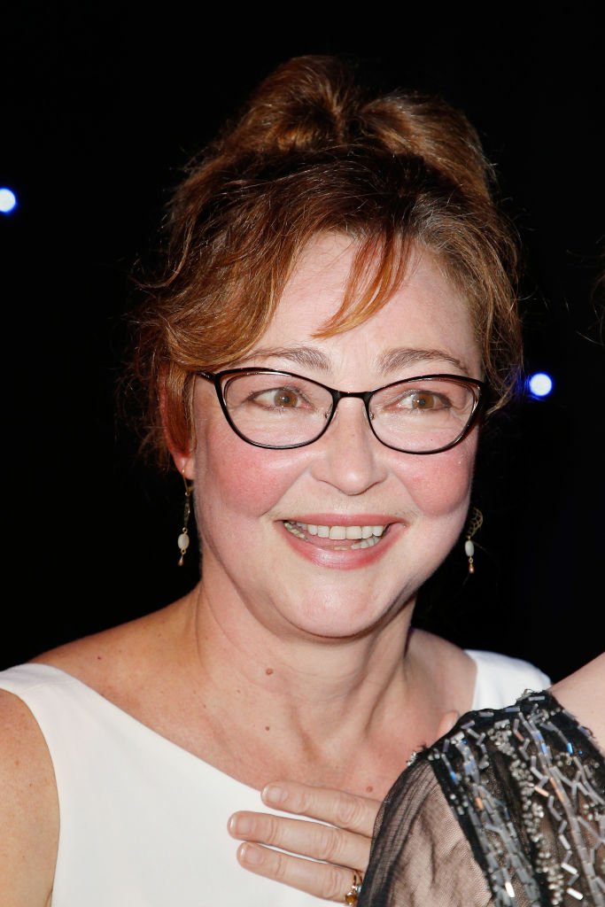L'actrice Catherine Frot pose avec sa statue de cire lors de l'inauguration de l'œuvre de Catherine Frot au Musée Grévin le 30 avril 2018 à Paris, France. | Photo : Getty Images